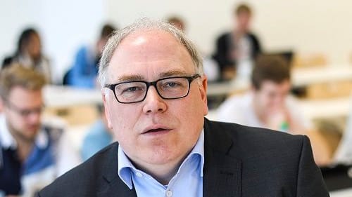 Jochen Oltmer: Der Professor am Institut für Migrationsforschung und Interkulturelle Studien an der Uni Osnabrück fordert Sensibilität dafür, was mit dem Begriff Remigration ausgedrückt werden soll.