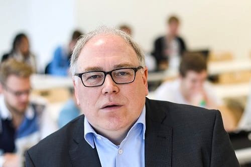 Jochen Oltmer: Der Professor am Institut für Migrationsforschung und Interkulturelle Studien an der Uni Osnabrück fordert Sensibilität dafür, was mit dem Begriff Remigration ausgedrückt werden soll.