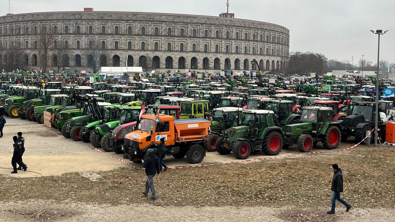 Landwirte sammeln sich mit ihren Traktoren am Freitagmorgen auf dem Volksfestplatz.