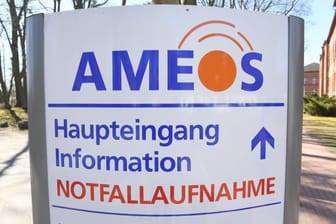 Blick auf ein Schild mit dem Schriftzug des Krankenhausbetreiber Ameos: In Bremerhaven wird ein Standort geschlossen.