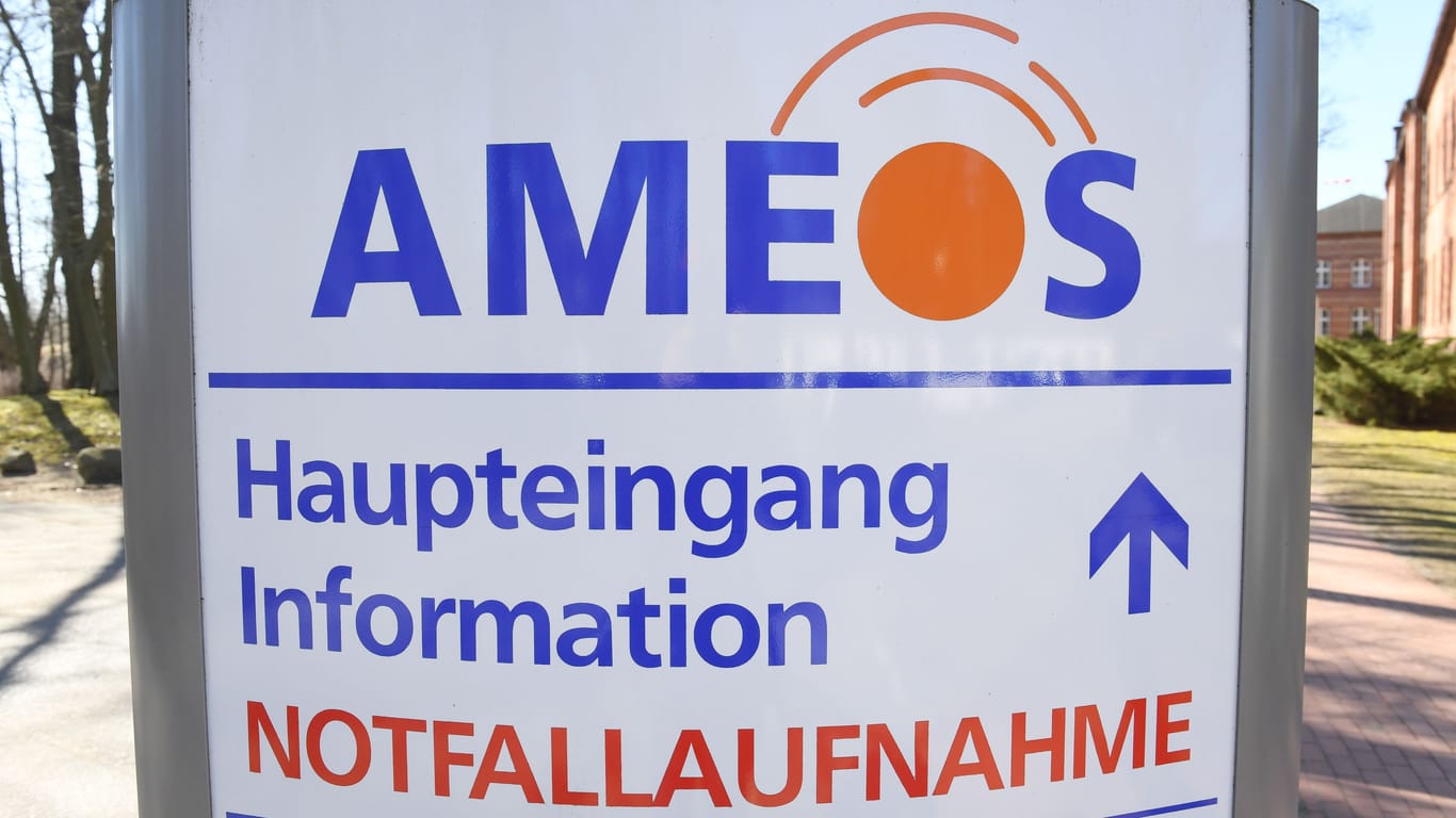Blick auf ein Schild mit dem Schriftzug des Krankenhausbetreiber Ameos: In Bremerhaven wird ein Standort geschlossen.