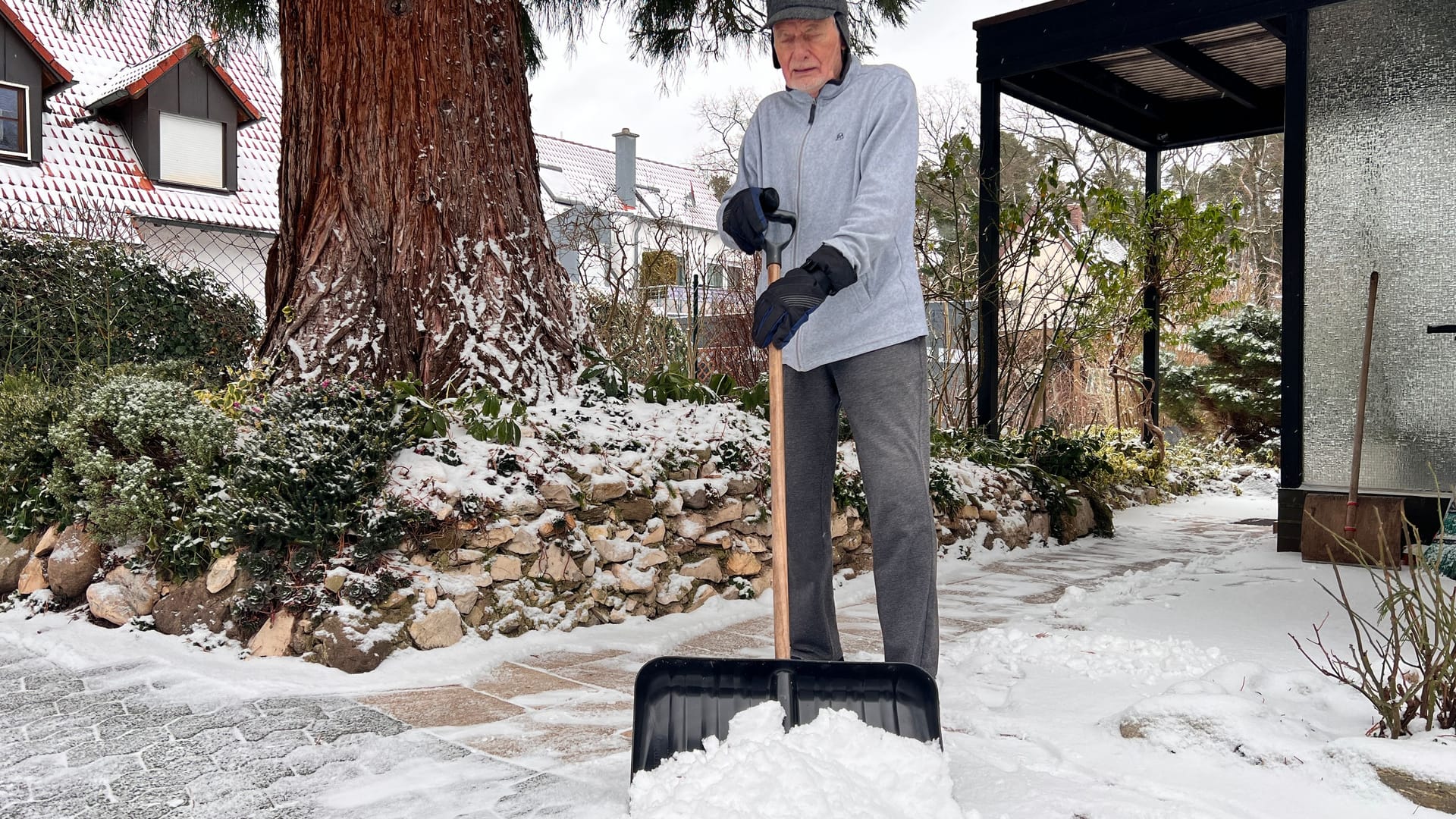 In Mittelfranken hieß es am Montagmorgen für viele Menschen Schneeschaufeln.