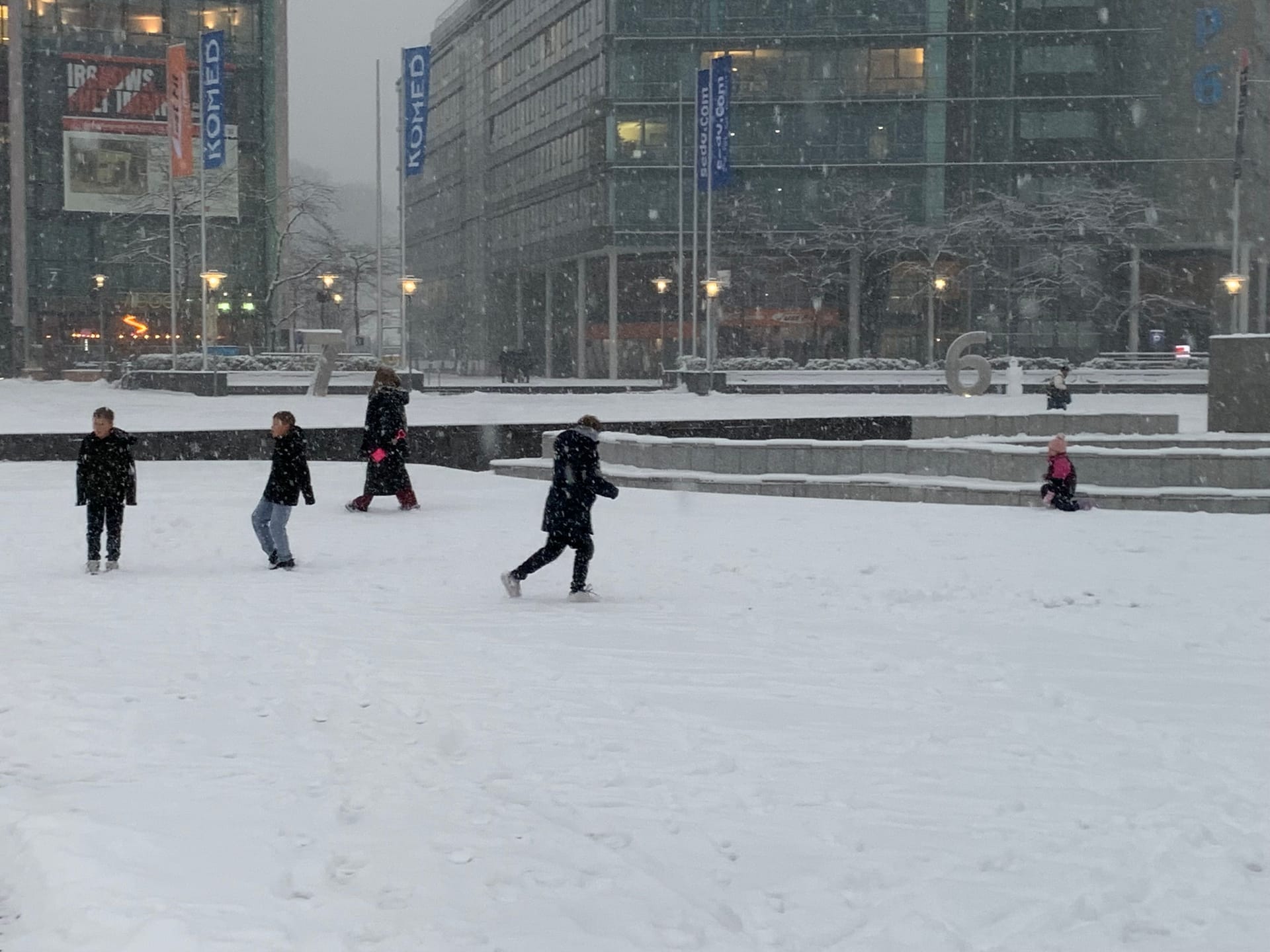 Zumindest die Kinder haben ihren Spaß im Schnee. Wie hier im Mediapark.