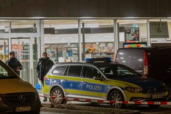 Einsatzkräfte der Polizei sichern den Supermarkt in der Nähe von Frankfurt am Main.