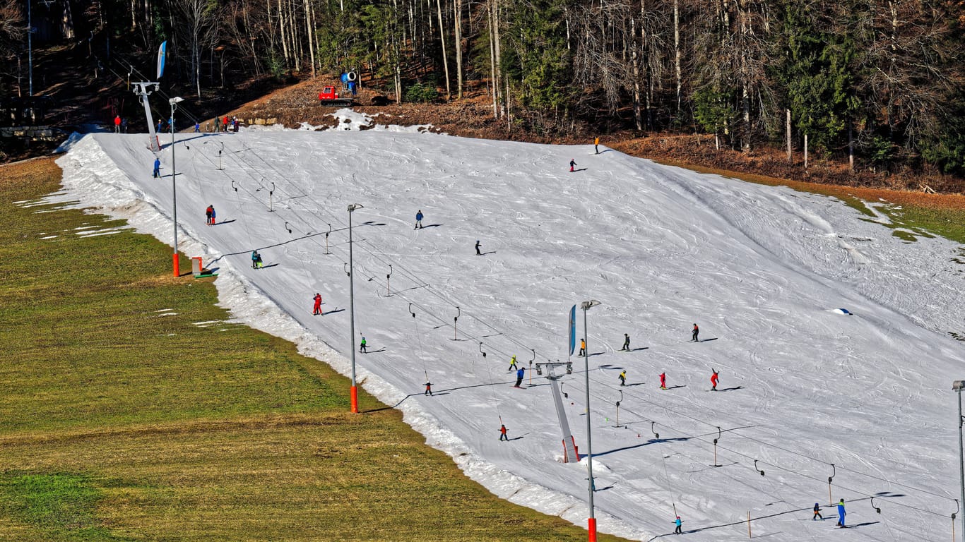 Skifahren in Zeiten des Klimawandels: Das Bild wurde am 28. Januar 2024 im oberbayerischen Ruhpolding aufgenommen.