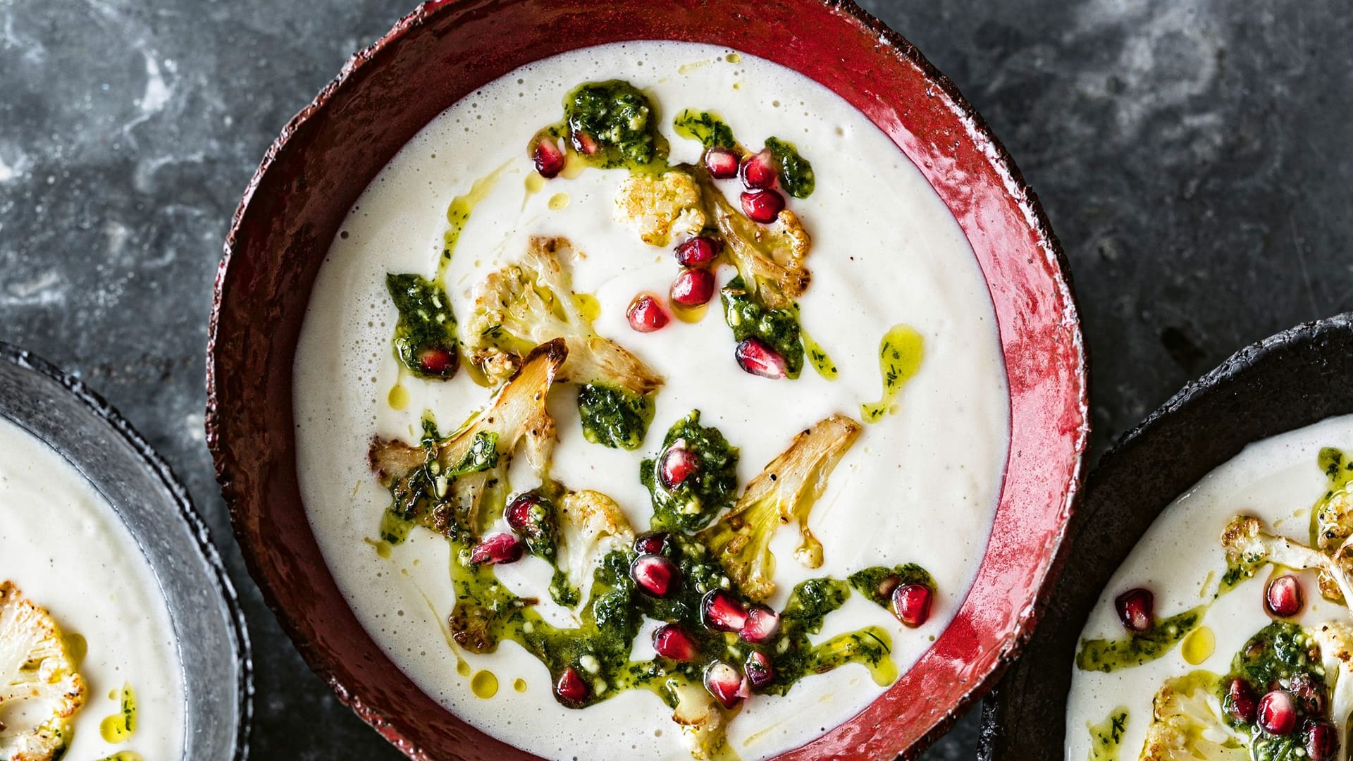 Cremesuppe: Vor allem der Sesammus sorgt für Cremigkeit in der Blumenkohlsuppe mit Granatapfelpesto.