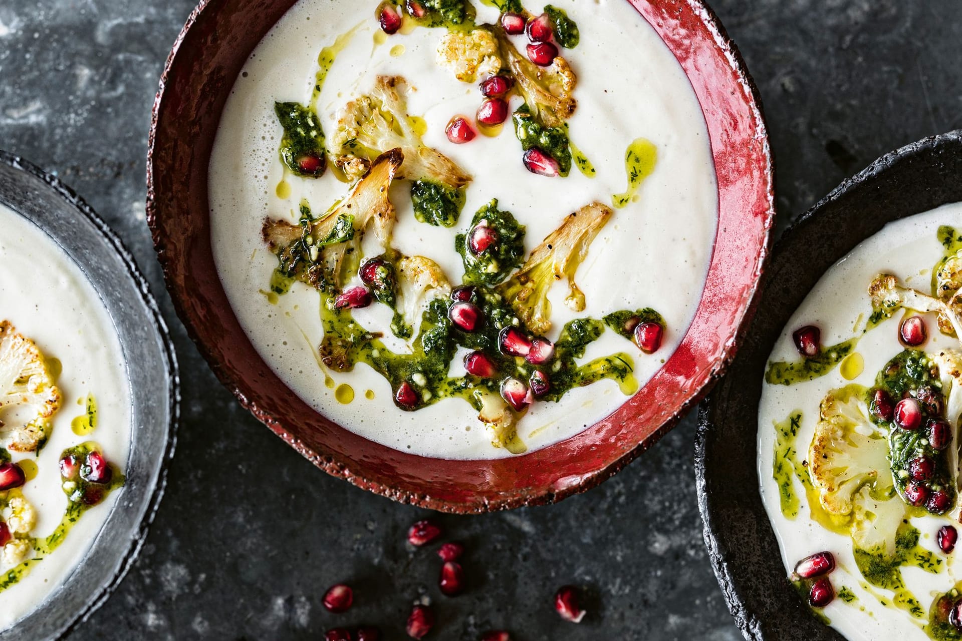 Cremesuppe: Vor allem der Sesammus sorgt für Cremigkeit in der Blumenkohlsuppe mit Granatapfelpesto.