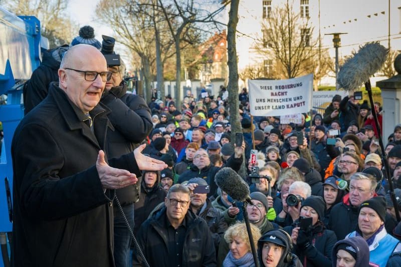 Dietmar Woidke (SPD, l), Ministerpräsident von Brandenburg: Er sprach von einem Lastwagen aus zu den Menschen.