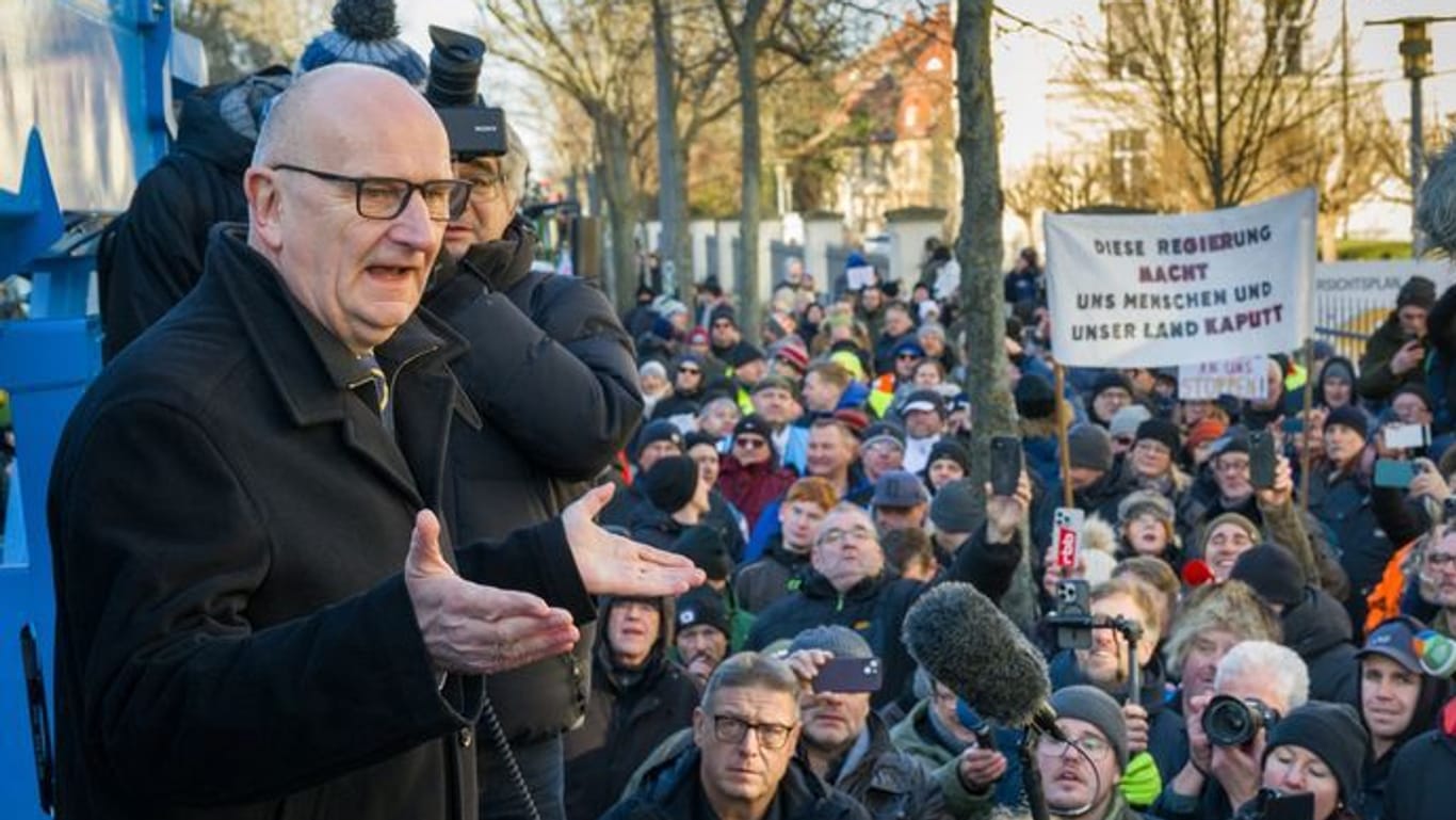 Dietmar Woidke (SPD, l), Ministerpräsident von Brandenburg: Er sprach von einem Lastwagen aus zu den Menschen.