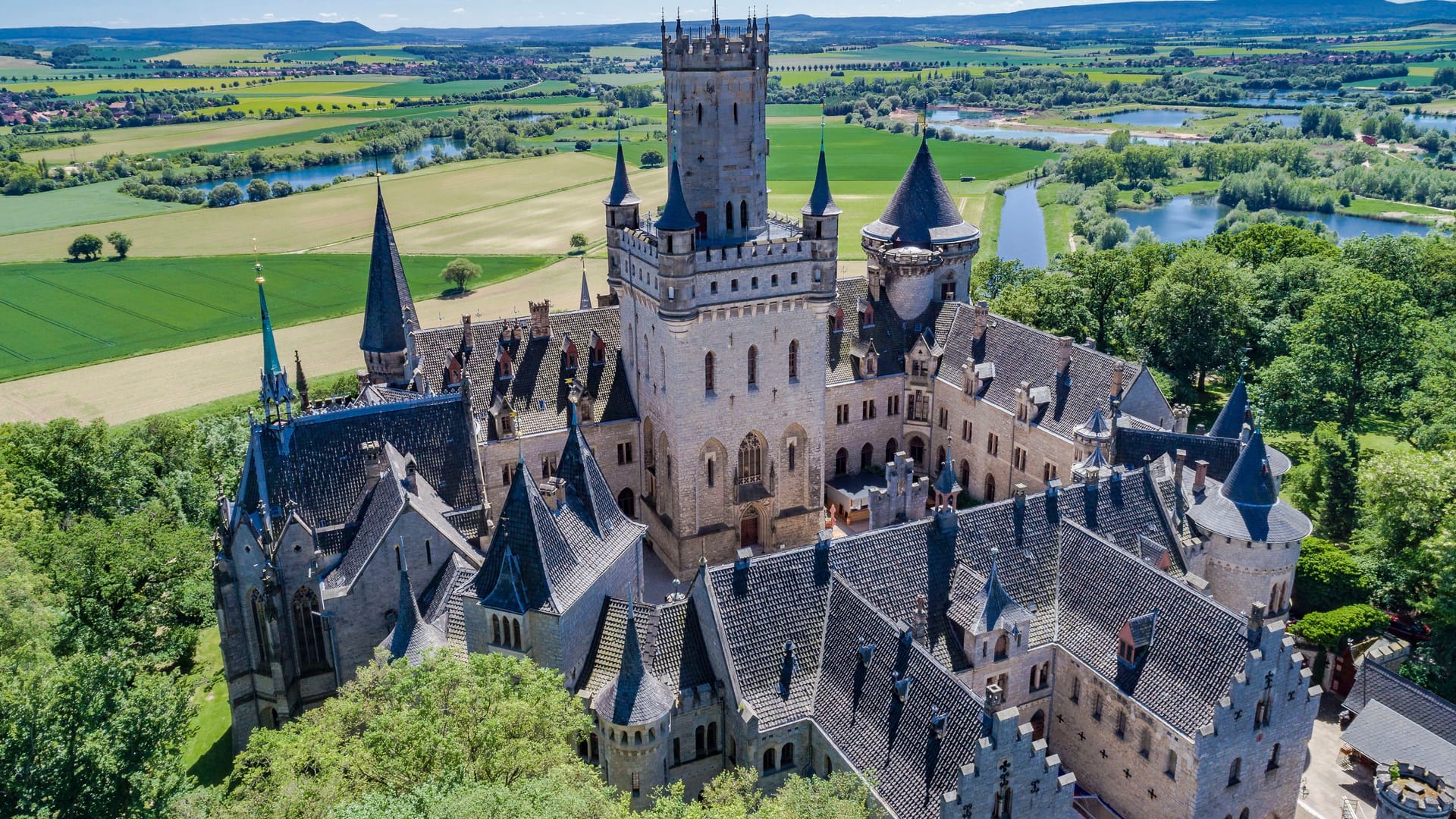 Eine Dronenaufnahme vom Schloss Marienburg (Archivbild): In wenigen Tagen ist das Schloss mehrere Jahre geschlossen.