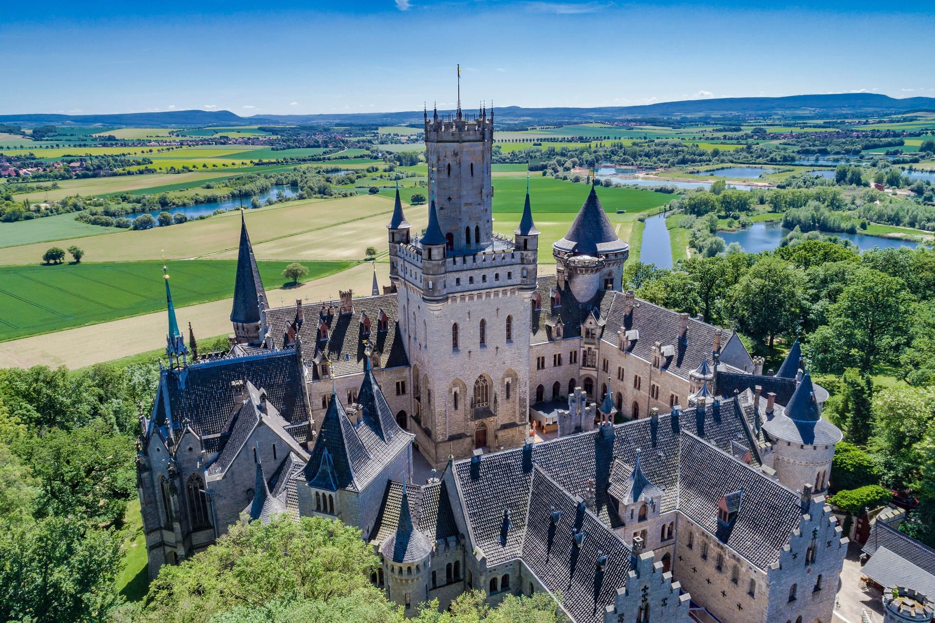 Eine Dronenaufnahme vom Schloss Marienburg (Archivbild): In wenigen Tagen ist das Schloss mehrere Jahre geschlossen.