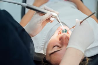 Eine Patientin bei einer zahnärztlichen Untersuchung (Symbolbild): Mit einem Protesttag machen Zahnärzte auf ihre Arbeitsbedingungen aufmerksam.