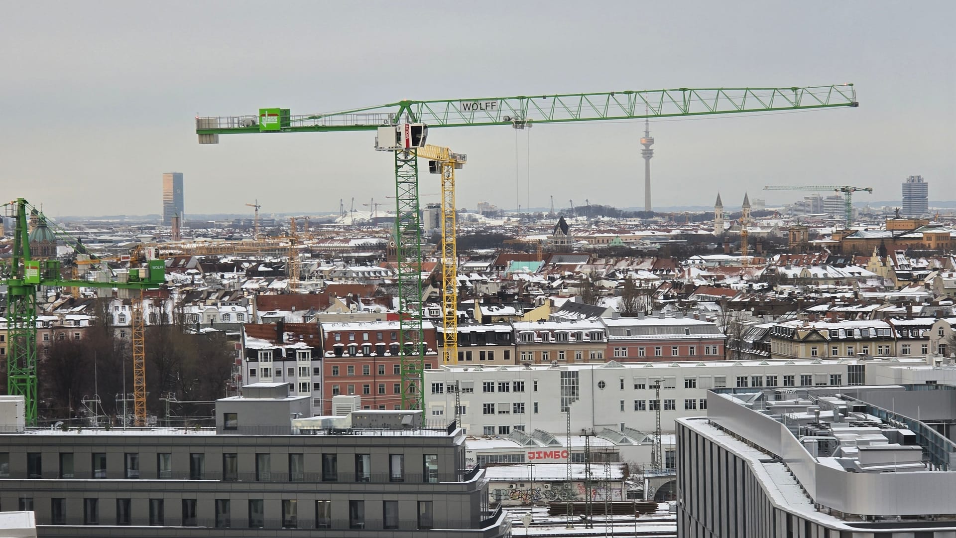 Vorher: Der Blick auf München, wenn doch nur die zwei Kräne nicht wären.