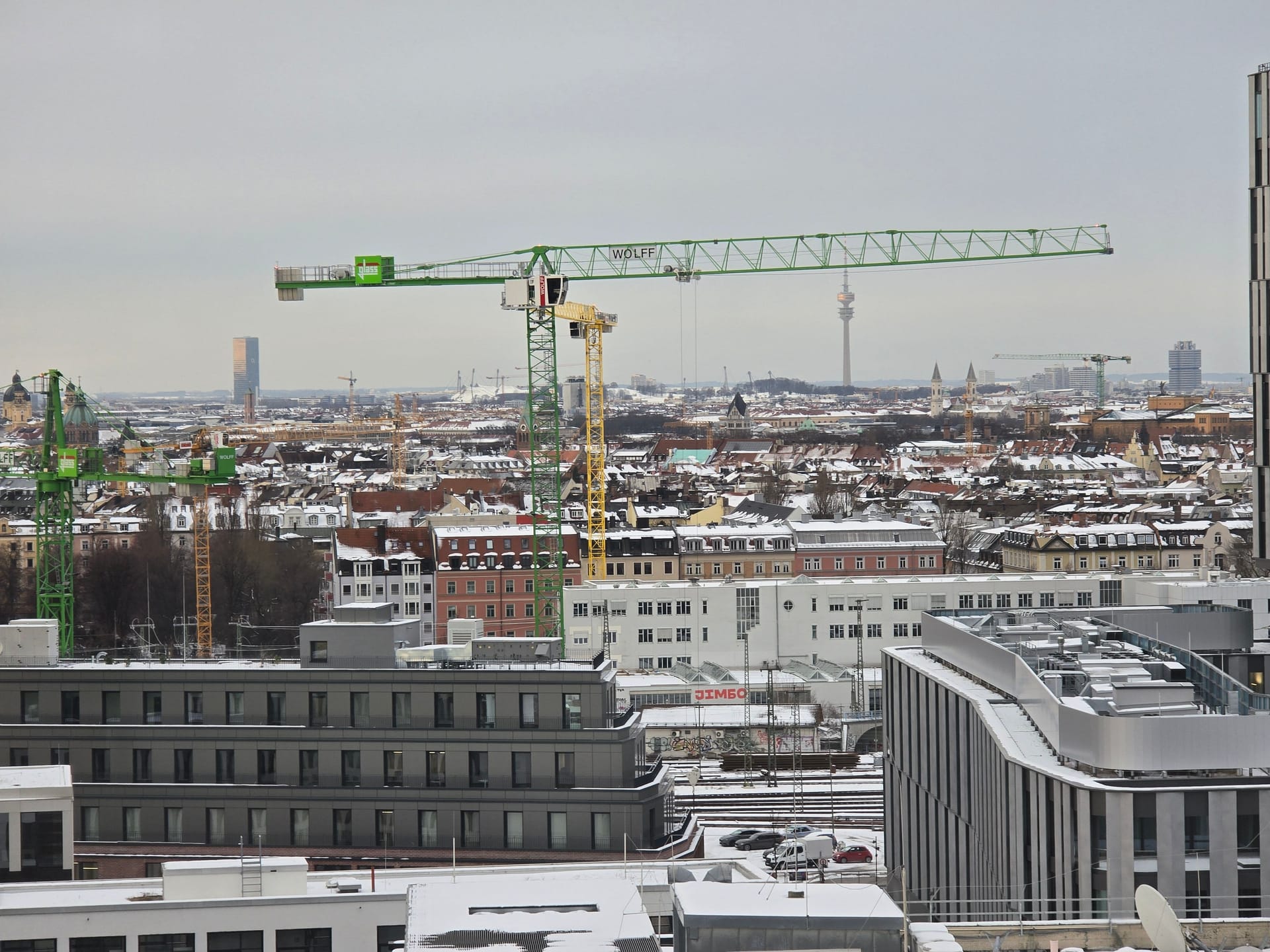 Vorher: Der Blick auf München, wenn doch nur die zwei Kräne nicht wären.