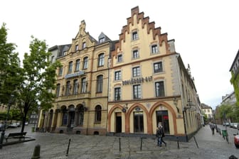 Die Pinte (rechts im Bild) in der Düsseldorfer Altstadt (Archivbild): Die Kult-Kneipe schließt.