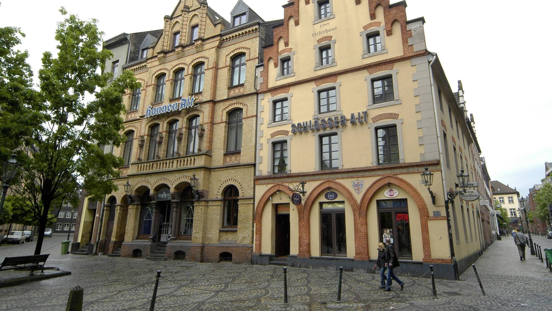 Die Pinte (rechts im Bild) in der Düsseldorfer Altstadt (Archivbild): Die Kult-Kneipe schließt.