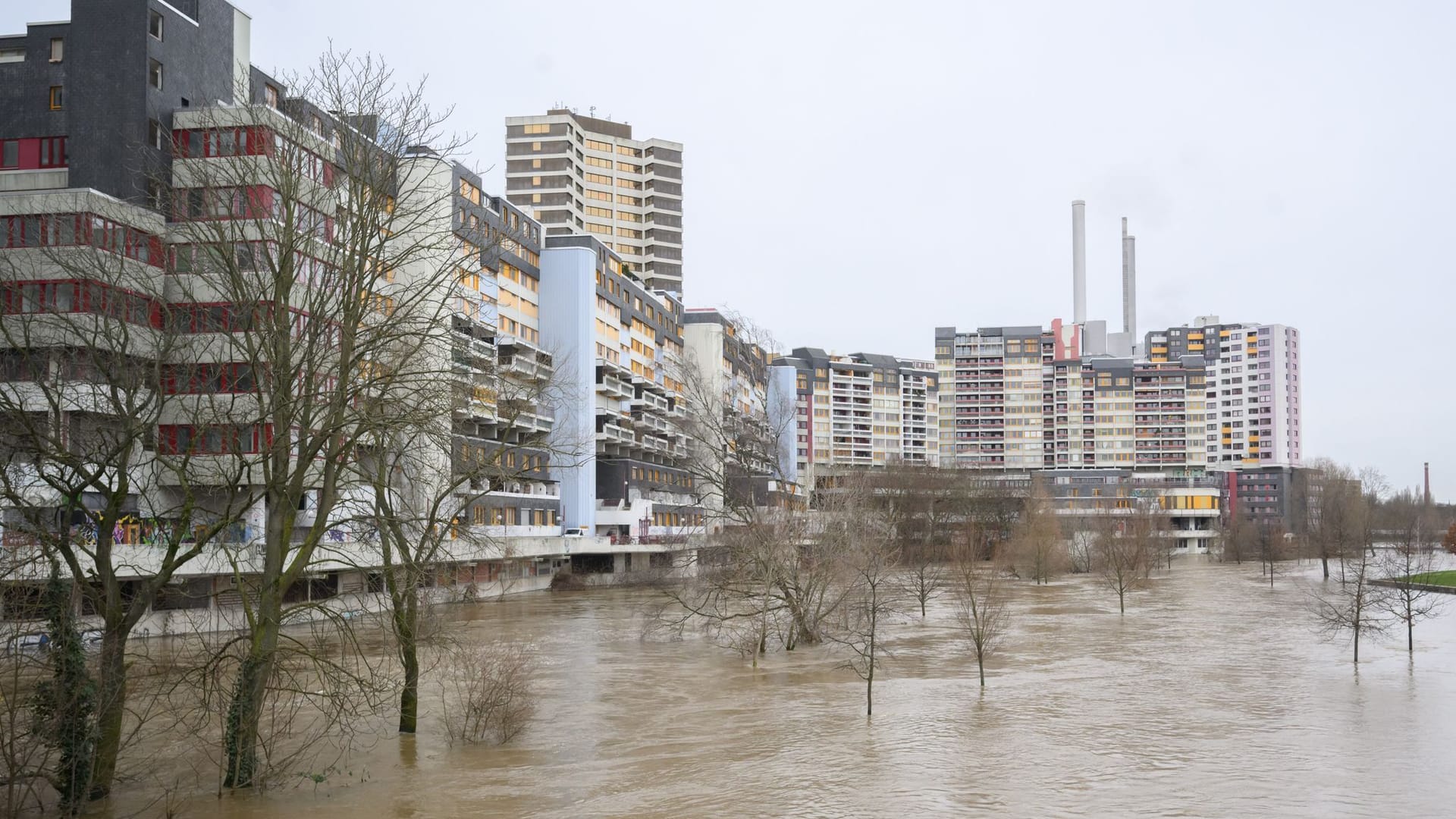 Der Fluss Ihme ist am Ihme-Zentrum in der Innenstadt über die Ufer getreten. Rund 100 Einsatzkräfte waren an der Suchaktion beteiligt.