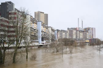 Der Fluss Ihme ist am Ihme-Zentrum in der Innenstadt über die Ufer getreten. Rund 100 Einsatzkräfte waren an der Suchaktion beteiligt.
