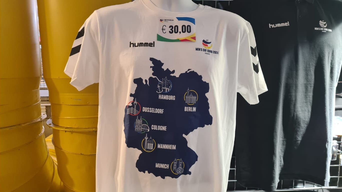 Geht häufig über die Theke: das T-Shirt mit den Spielorten der Europameisterschaft.