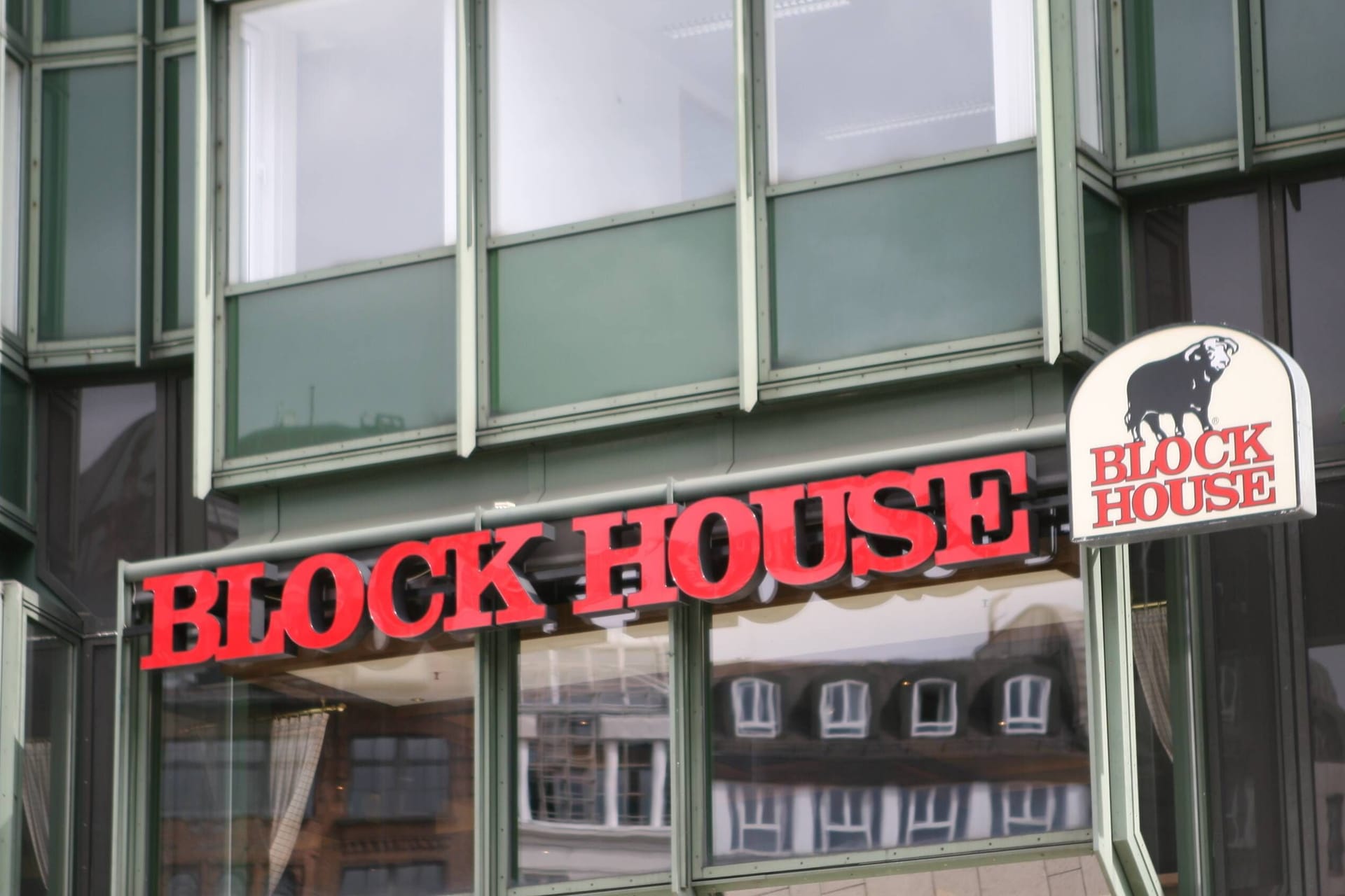 Logo der Restaurant Kette Block House: Hier bestellt Tim Mälzer am liebsten das Ribeye-Steak.