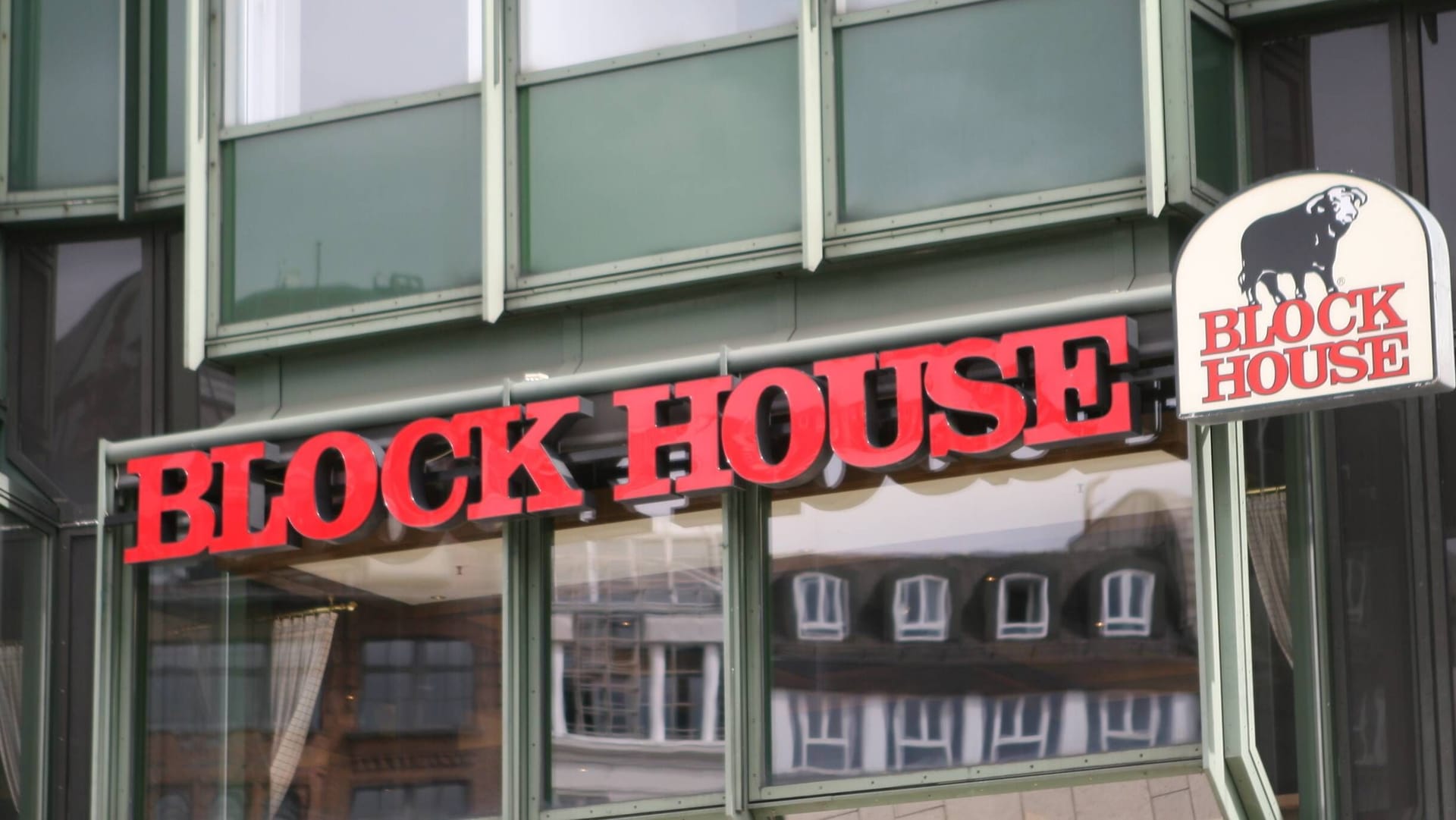 Logo der Restaurant Kette Block House: Hier bestellt Tim Mälzer am liebsten das Ribeye-Steak. Logo der Restaurant Kette Block House: Hier bestellt Tim Mälzer am liebsten das Ribeye-Steak.