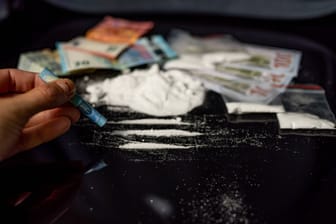 Kokain auf einem Tisch (Archivbild): In Berlin soll eine Polizistin Kokain abgegriffen haben.