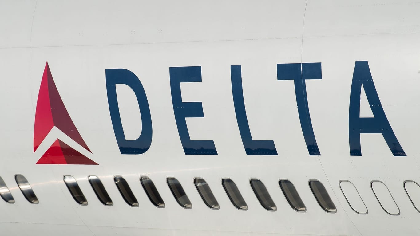 Das Delta-Logo ist auf einem Passagierflugzeug der Delta Air Lines abgebildet (Symbolbild): Eine Maschine der US-Fluggesellschaft Delta hat kurz vor einem Start im US-Bundesstaat Georgia ein Bugrad verloren.