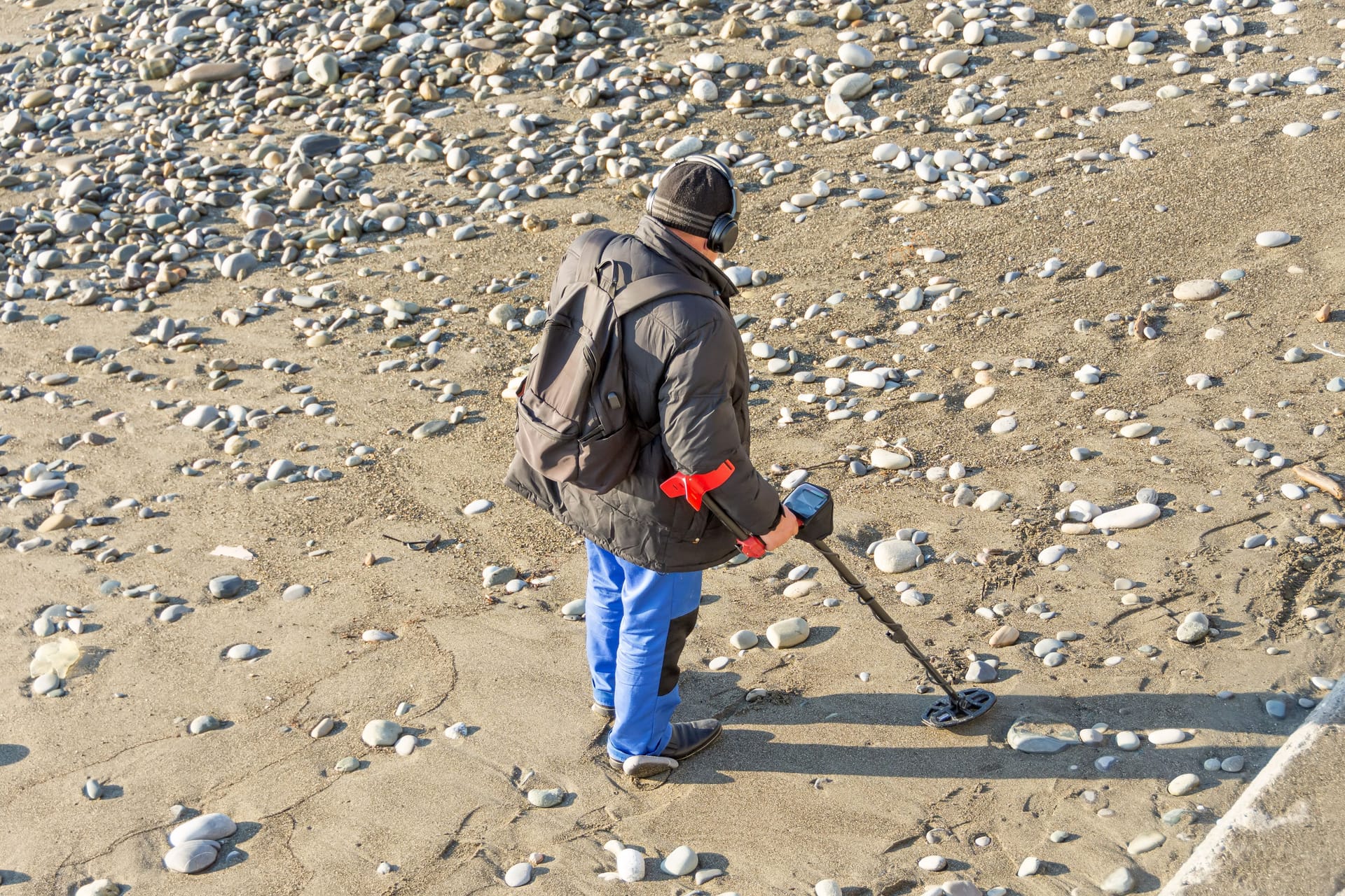 Ein Mann sucht nach Metall am Strand (Symbolfoto): Das sogenannte "Metal Detecting" hat sich zu einem Hobby für viele entwickelt.