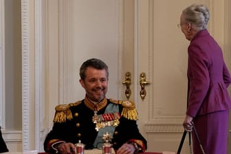 Nach der Abdankung: Margrethe verlässt den Raum, Frederik X. ist jetzt Dänemarks König.