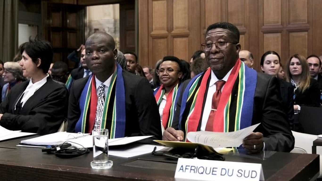 Justizminister Ronald Lamola (l) und der Botschafter in den Niederlanden, Vusimuzi Madonsela, vertreten Südafrika vor dem Internationalen Gerichtshof: Sie beschuldigen Israel einen Genozid zu begehen.