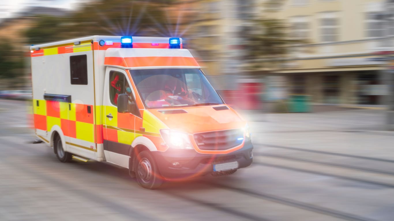 Ein Krankenwagen eilt zu einem Notfall: In Friedenau ist ein Baum auf mehrere Menschen gestürzt.