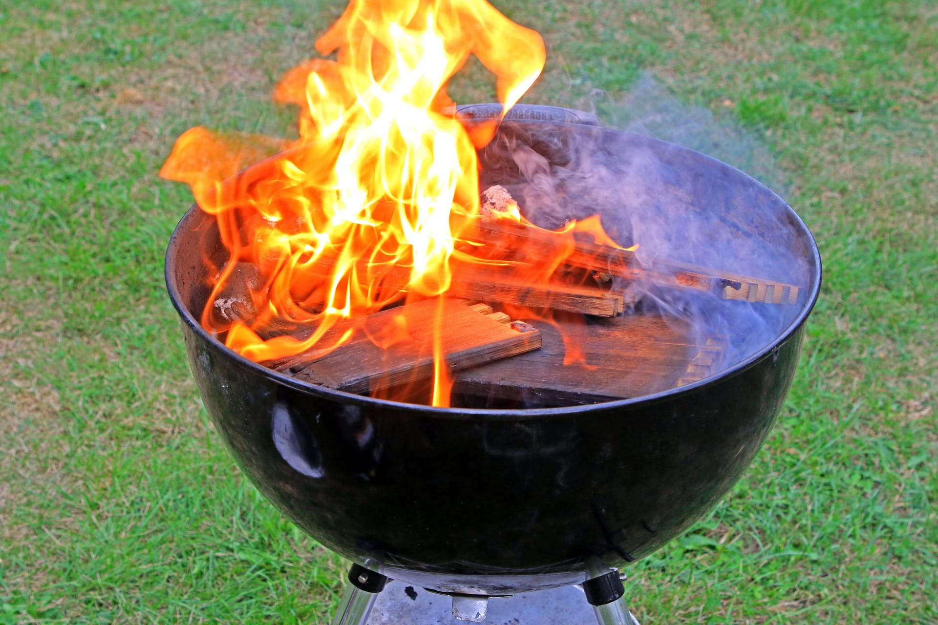 Ein Holzkohlegrill (Symbolbild): Die Nutzung in geschlossenen Räumen ist lebensgefährlich.