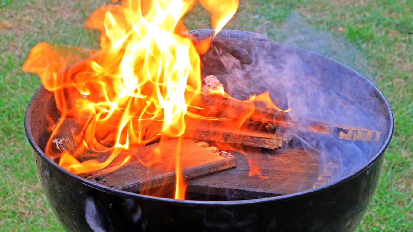 Ein Holzkohlegrill (Symbolbild): Die Nutzung in geschlossenen Räumen ist lebensgefährlich.