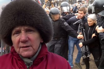 Russische Rentnerin spricht sich gegen Krieg aus