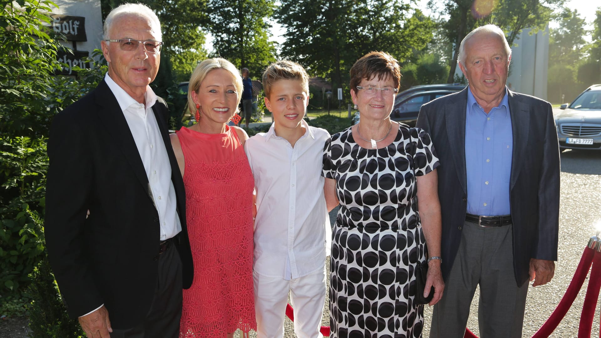 Margret Burmester (2.v.r.) und Gerhard Burmester (r.) im Jahr 2014: Die Schwiegereltern des verstorbenen Ex-Fußballers fehlen bei der Trauerfeier. Margret Burmester (2.v.r.) und Gerhard Burmester (r.) im Jahr 2014: Die Schwiegereltern des verstorbenen Ex-Fußballers fehlen bei der Trauerfeier.