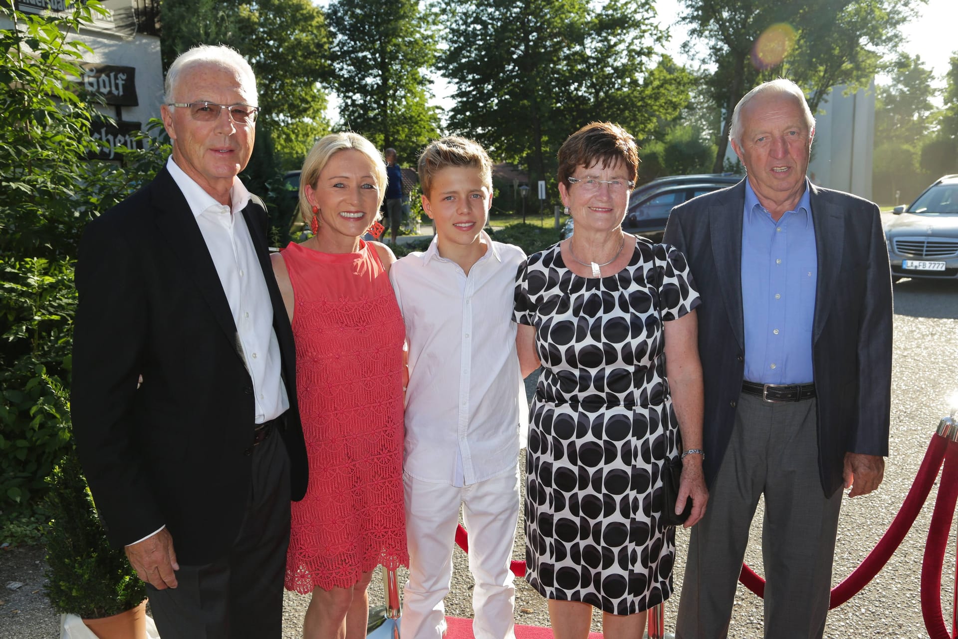 Margret Burmester (2.v.r.) und Gerhard Burmester (r.) im Jahr 2014: Die Schwiegereltern des verstorbenen Ex-Fußballers fehlen bei der Trauerfeier.