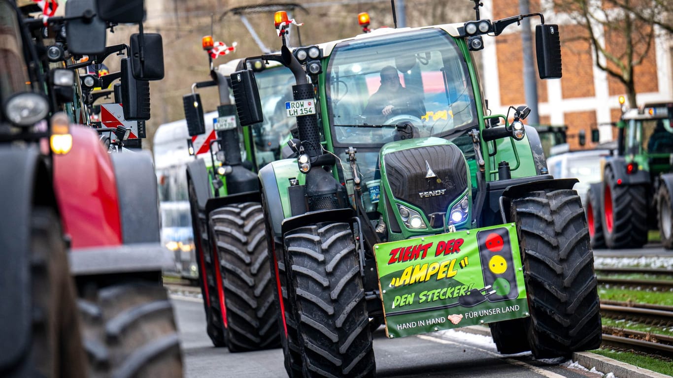 Zahlreiche Traktoren stehen in der Bremer Überseestadt: Dort hatte es am Montagvormittag eine große Kundgebung von Landwirten gegeben.