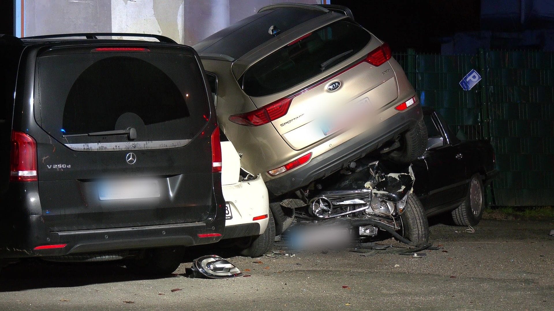 Der schwarze Mercedes hat sich komplett unter ein geparktes Fahrzeug geschoben, Jugendliche hatten ihn zuvor entwendet. Der schwarze Mercedes hat sich komplett unter ein geparktes Fahrzeug geschoben, Jugendliche hatten ihn zuvor entwendet.
