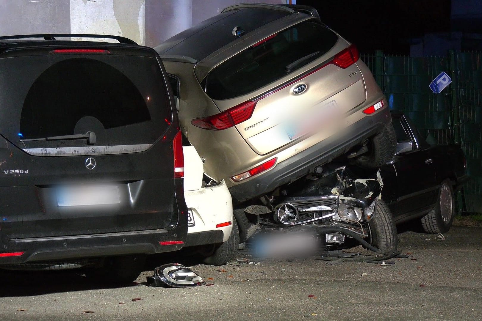 Der schwarze Mercedes hat sich komplett unter ein geparktes Fahrzeug geschoben, Jugendliche hatten ihn zuvor entwendet.