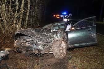 Jaguar-Wrack bei Großenaspe: Die junge Fahrerin kam mit Verletzungen ins Krankenhaus.