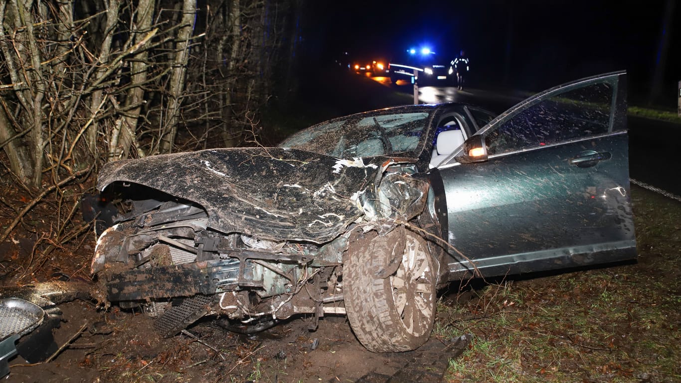 Jaguar-Wrack bei Großenaspe: Die junge Fahrerin kam mit Verletzungen ins Krankenhaus.