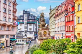 Blick in die Stadt von Karlsberg: Die Dreifaltigkeitssäule stammt aus dem Jahr 1716.