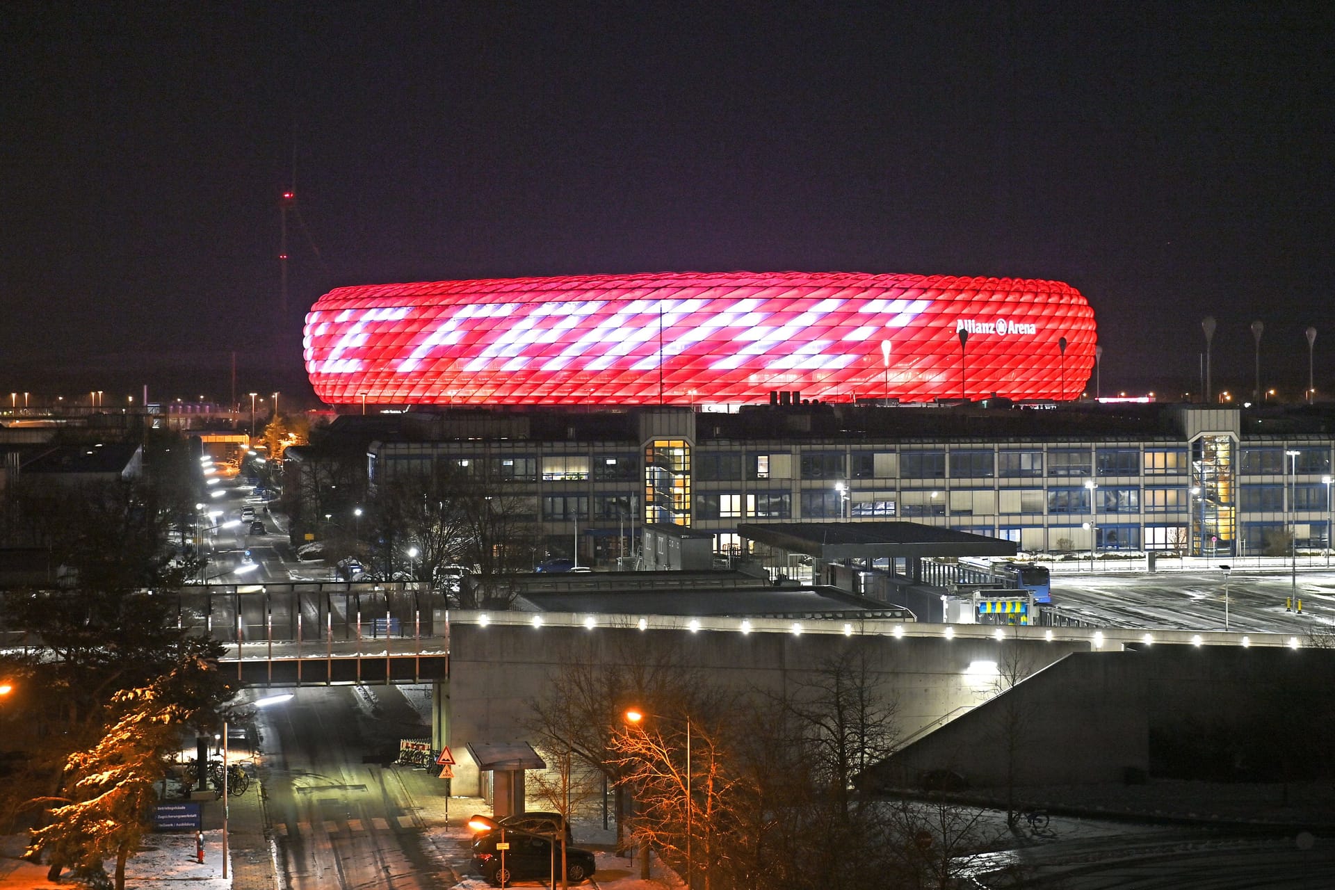 Zum Tod von Franz Beckenbauer: Die Allianz Arena leuchtet zum Gedenken mit "Danke Franz".