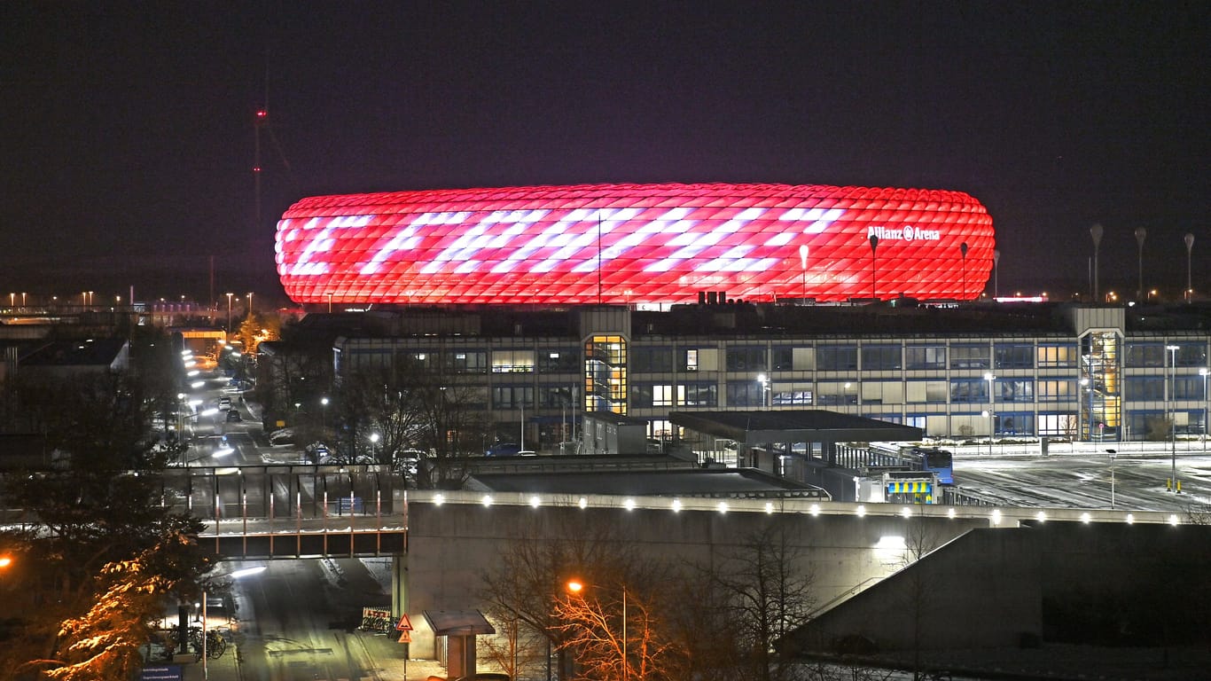 Zum Tod von Franz Beckenbauer: Die Allianz Arena leuchtet zum Gedenken mit "Danke Franz".