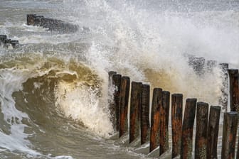 Hohe Wellen an einem Nordseestrand (Symbolbild): Einige Fähren müssen heute ausfallen.