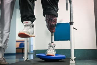 Übung nach einer Beinamputation (Symbolbild): Der Angeklagte ließ sich das Bein freiwillig entfernen.