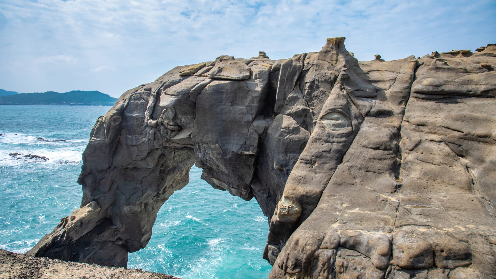 Elephant Trunk Rock in Shenao Keelung, New Taipei, Taiwan 2021: Jetzt ist der Fels ins Meer gestürzt.