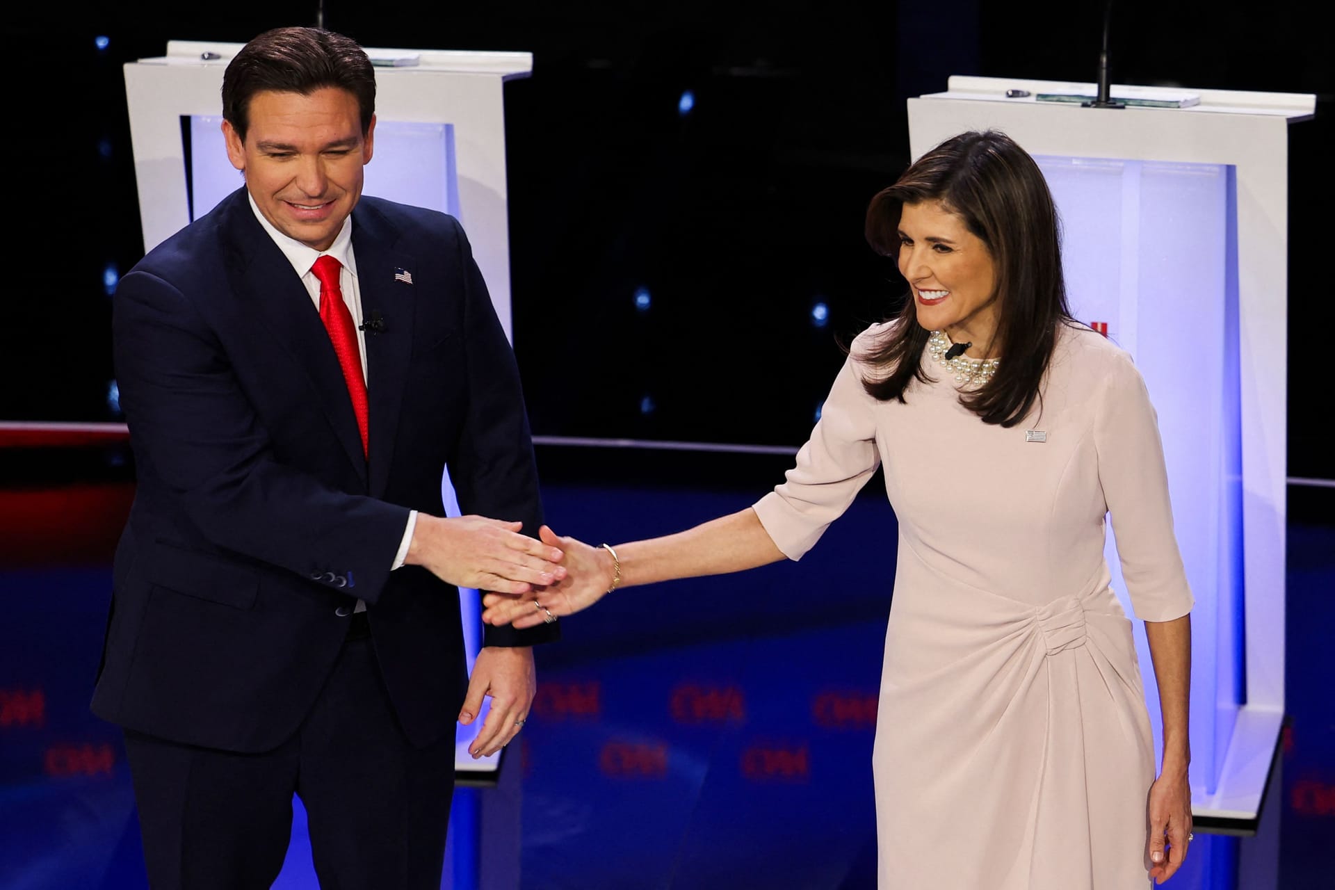 Ron DeSantis und Nikki Haley bei ihrem TV-Duell: Sie teilten gegeneinander aus.