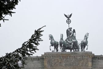 Schnee am Brandenburger Tor (Archivbild): Kehrt jetzt der Winter in Berlin zurück?