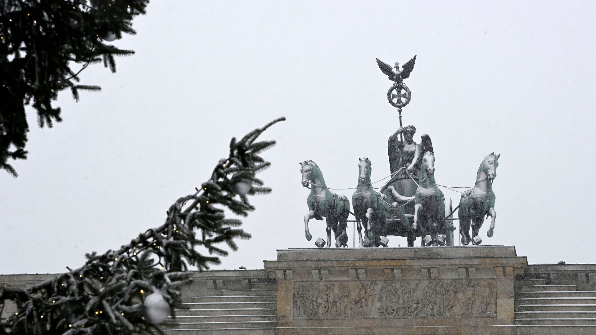 Schnee am Brandenburger Tor (Archivbild): Kehrt jetzt der Winter in Berlin zurück?